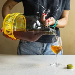 Demižón 5L s korkom, horizontálnou trubicou a skrutkovacím uzáverom