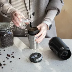 Mlynček na kávu BROWIN - elektrický, s mlecími kameňmi, s kávovarom a šálkou